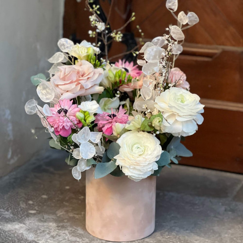 Світла композиція у коробці з весняними гілочками «Весняний іній»