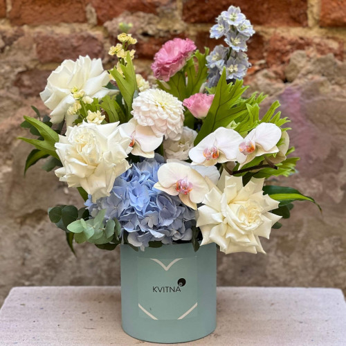 Светлая элегантная композиция с фаленопсисом «Белый прибой»