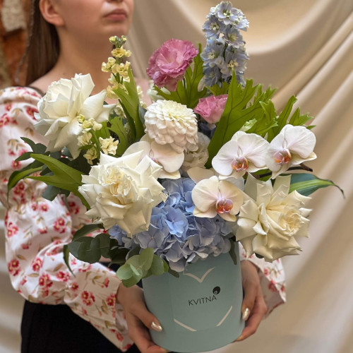 Светлая элегантная композиция с фаленопсисом «Белый прибой»