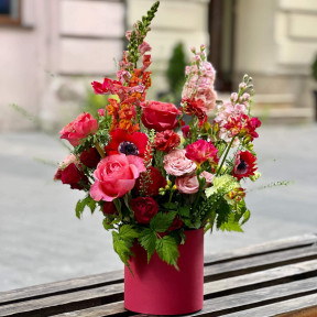 Елегантна композиція в червоних кольорах «Рубінове поле»