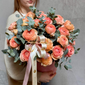 Композиція у коробці із 29 ранункулюсів Venere «Народження Венери»