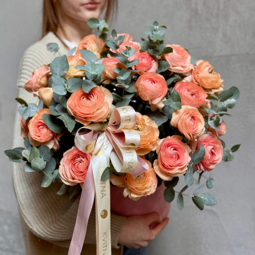 Композиція у коробці із 29 ранункулюсів Venere «Народження Венери»