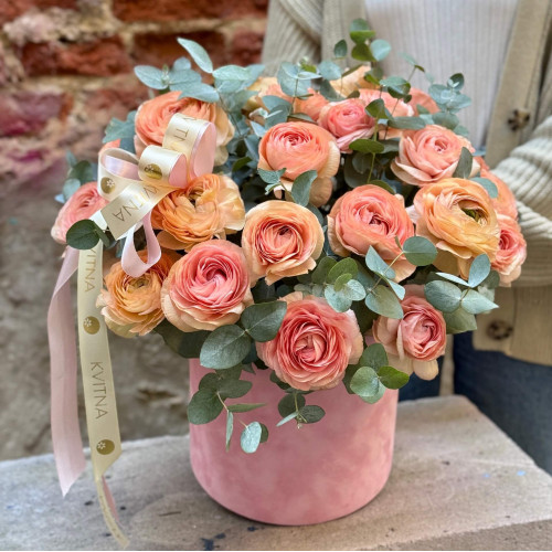 Композиція у коробці із 29 ранункулюсів Venere «Народження Венери»