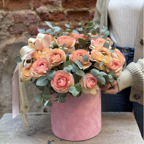 Композиція у коробці із 29 ранункулюсів Venere «Народження Венери»