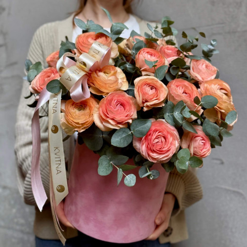 Композиція у коробці із 29 ранункулюсів Venere «Народження Венери»