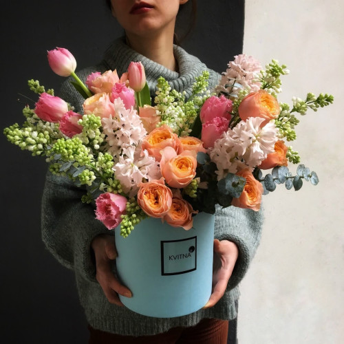 Весняна композиція з шляпной коробці «Чудовий сад»