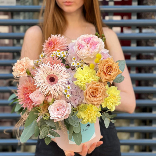 Коробка з квітами «Кольоровий штиль»