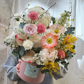 Коробка з квітами «Повітряні профітролі»