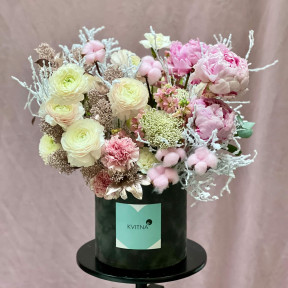 Вишукана композиція з ранункулюсів та півоній «Солодка насолода»