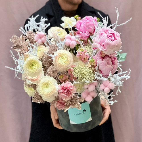 Вишукана композиція з ранункулюсів та півоній «Солодка насолода»