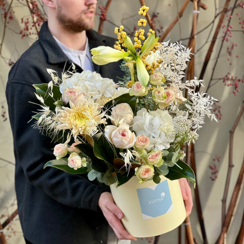 Воздушная композиция в коробке с амариллисом «Морозная звёздочка»