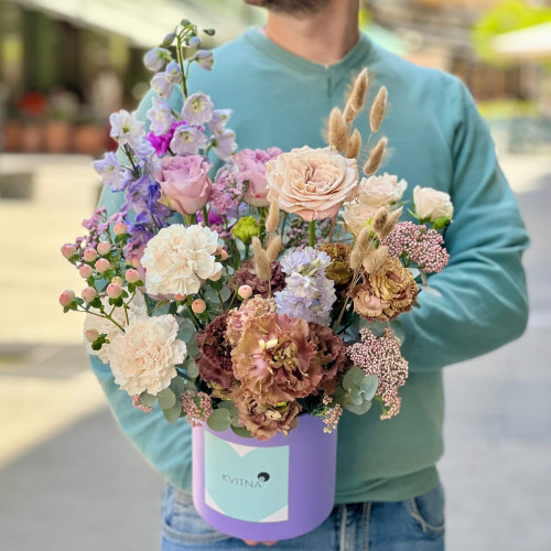 Пастельна композиція з еустомою та дельфініумом «Кавові сутінки»