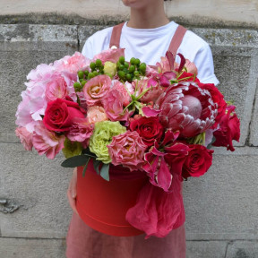 Червона коробка з квітами Щастя