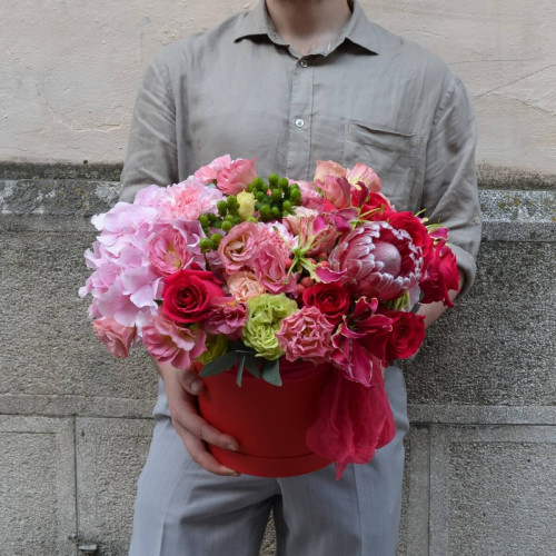 Червона коробка з квітами Щастя