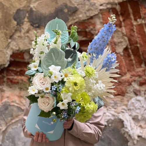 Квіти в коробці «Поцілунок прохолоди»