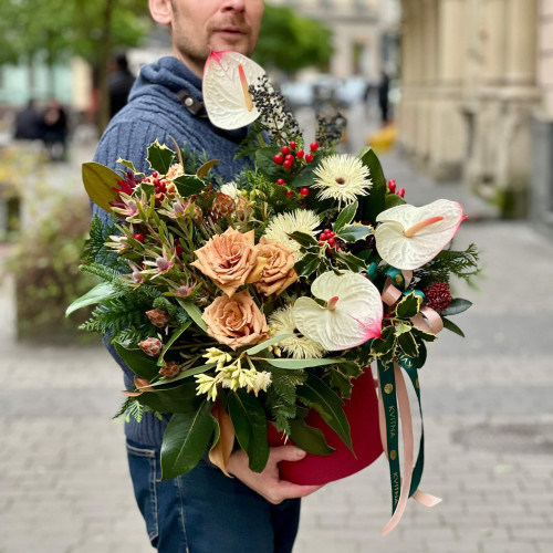 Зимова екзотична композиція у коробці «Карамельне свято»