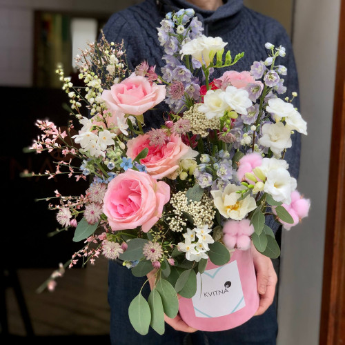 Ніжна ароматна композиція з піоновидними трояндами та фрезіями «Весняні мрії»