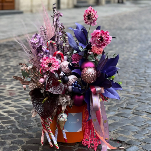 Яскрава композиція з ексклюзивними японськими ранункулюсами «Солодкі дива»