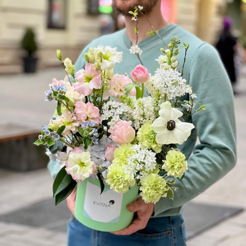 Весняна композиція з гортензією та еустомою «Світлі думки»