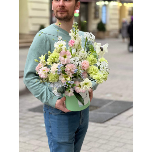 Весняна композиція з гортензією та еустомою «Світлі думки»