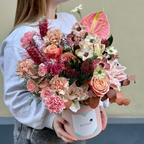 Коробка з квітами «Персик в шоколаді»