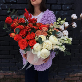 Коробка з червоними трояндами і білими піонами «Зима-Літо»