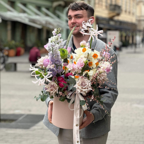 Вишукана композиція з ароматними квітами «Весняний Львів»