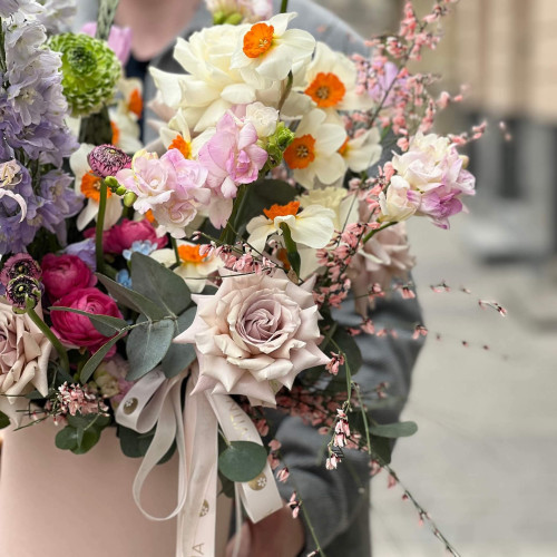 Вишукана композиція з ароматними квітами «Весняний Львів»