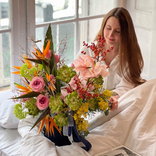 Екзотична композиція в яскравих кольорах «Птах кохання»