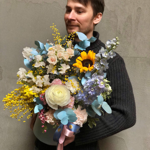 Світла радісна композиція у коробці «Сонячний відблиск»