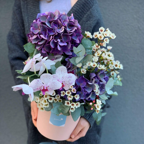 Квіти в коробці «Вишукана краса»