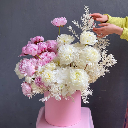 Коробка з піонами та гортензіями «Квітковий сад»