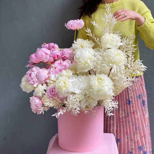 Коробка з піонами та гортензіями «Квітковий сад»