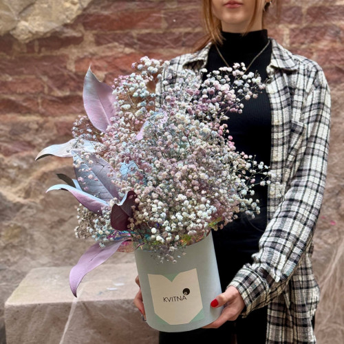 Композиція у коробці із гіпсофіли у пастельних кольорах «Веселкова хмаринка»
