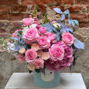 Казкова композиція в рожевих відтінках з піоновидними трояндами «Сни принцеси»