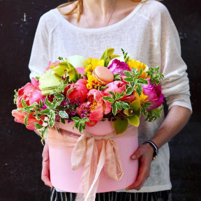 Яскрава капелюшна коробка з квітами «Карамель»