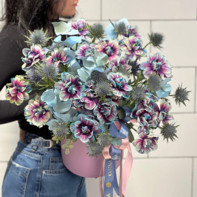 Композиція в коробці з преміальними тюльпанами Vip Roses «Оксамитове індиго»