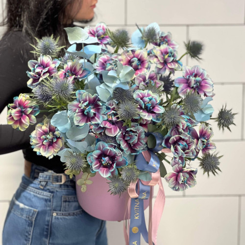 Композиція в коробці з преміальними тюльпанами Vip Roses «Оксамитове індиго»