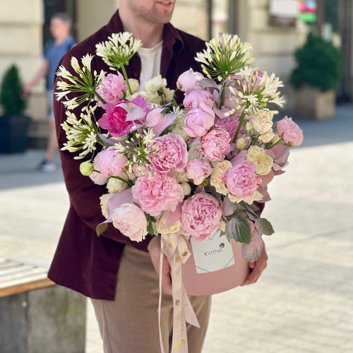 Розкішна композиція з півоніями та агапантусом «Королівський рожевий»