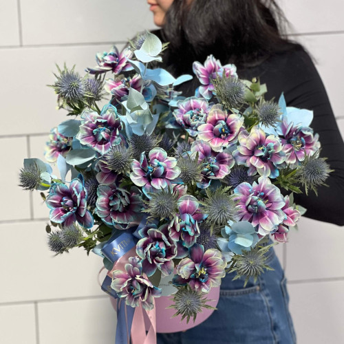 Композиція в коробці з преміальними тюльпанами Vip Roses «Оксамитове індиго»