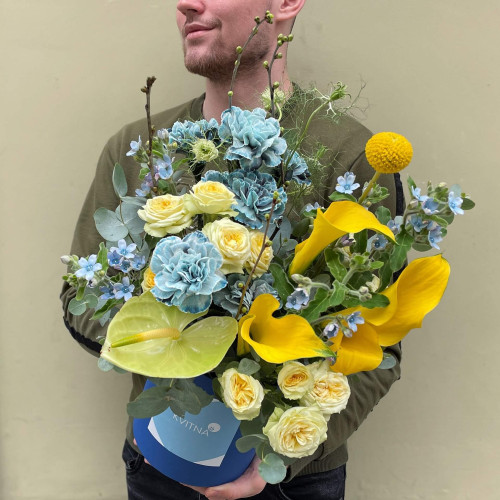 Коробка з квітами «Сонячне небо»