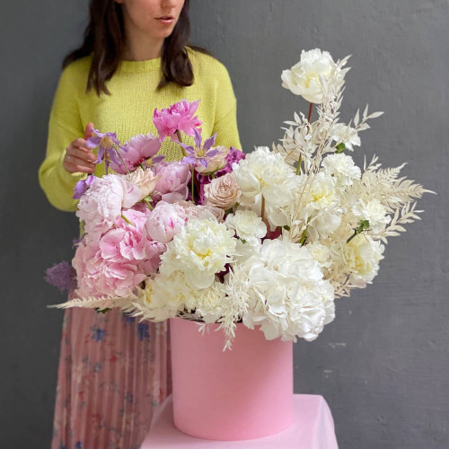 Коробка з піонами, гортензіями і трояндами «Квіткова мелодія»