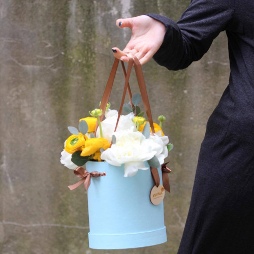 Шляпна коробка з білими піонами