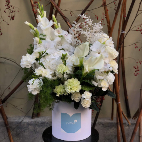 Мереживна світла композиція у коробці «Білий птах»