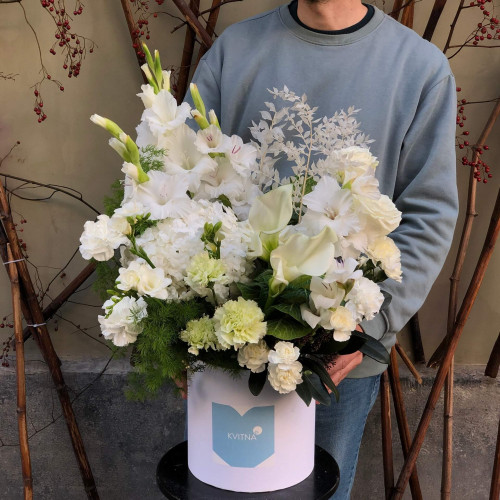 Мереживна світла композиція у коробці «Білий птах»