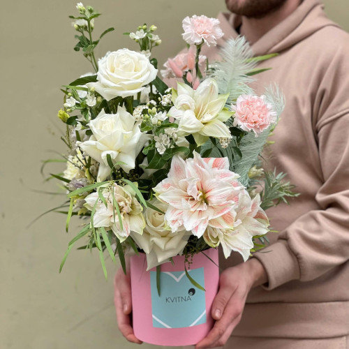 Коробка з квітами «Білий маскарад»