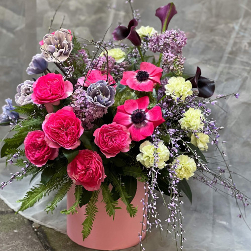 Вишукана композиція із піоновидних троянд та чарівних анемонів «Сади Афродіти»