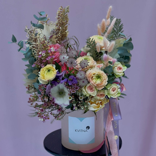 Весняна композиція з ранункулюсами та піоновидними трояндами «Тропічне мереживо»