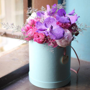 Тендітна композиція з фаленопсисом Ванда в шляпній коробці