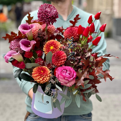 Яскрава коробка з квітами «Сливовий пиріг»